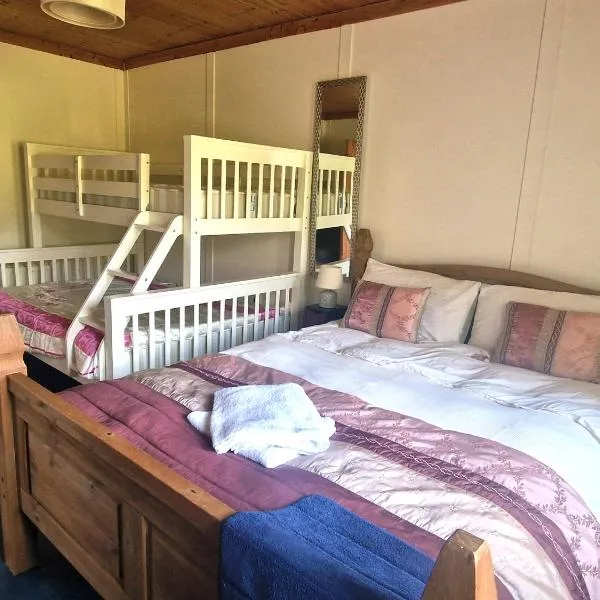 The Cosy Cabin, Hotel in Swinford