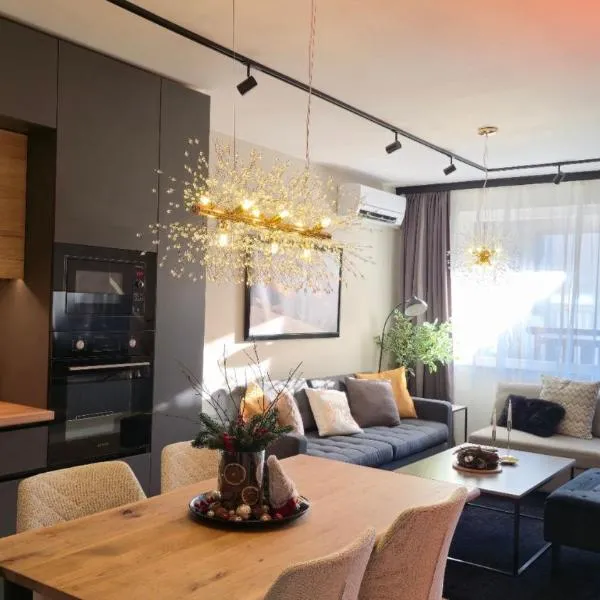 LUXURY Designer Apt I Meters to Gondola Lift I Sleeps 6 I Pool & Parking I, hotelli kohteessa Bansko