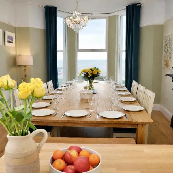 Bay View, Sleeps 18, 7 Bedrooms, 7 Bathrooms, Seafront, Criccieth, Hotel in Criccieth