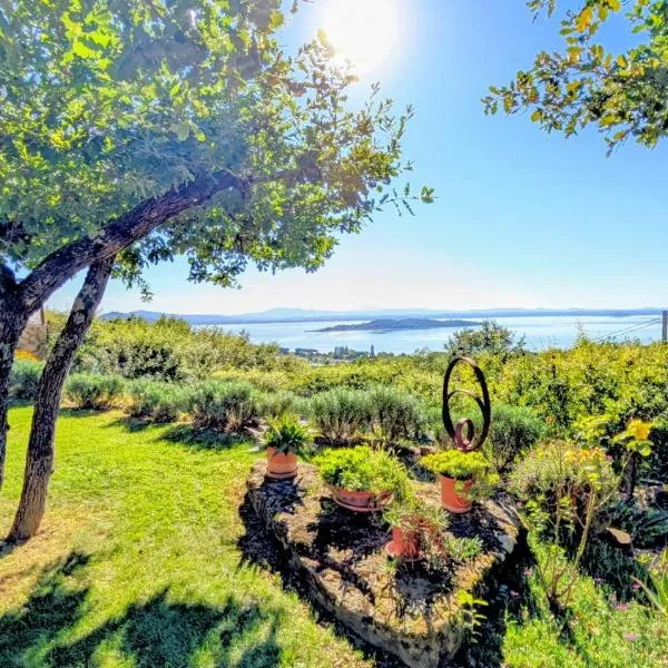 Villa Vista Lago con Jacuzzi e Campo Volley – hotel w mieście Monte del Lago