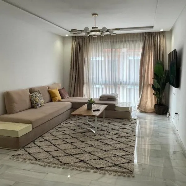 Private Room,Piscine & Parking en cohabitation avec le hôte seulement à 6 min Airport MohamedV, hotel in Nouaceur