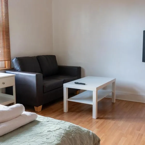 Studio apartment next to Highgate tube station, hotell i London