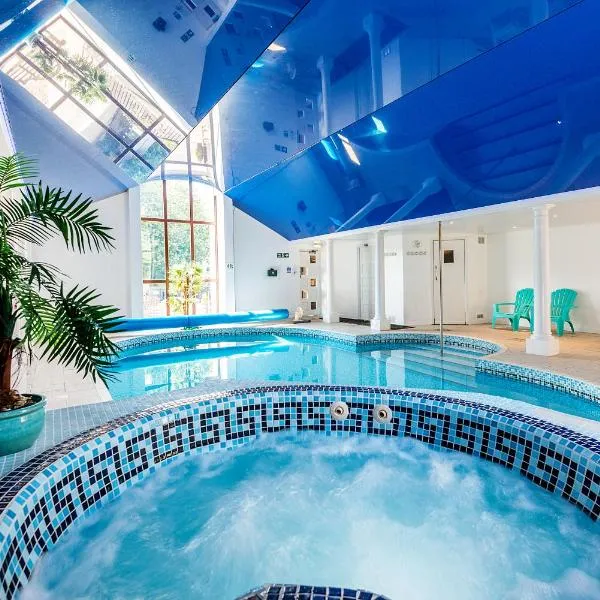 Smugglers Cottage converted Barn with Pool & Jacuzzi NR Lyme Regis, hotell i Whitchurch Canonicorum