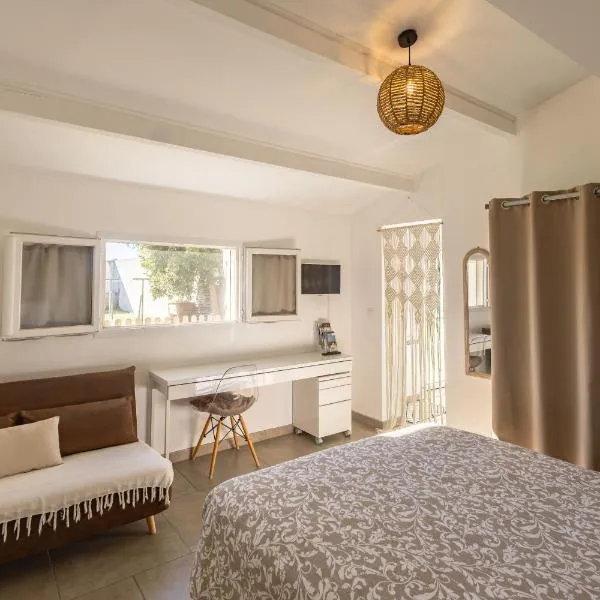 « La Parenthèse » gîte en Camargue, Hotel in Arles
