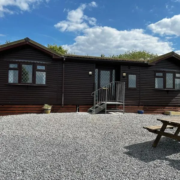The Cabin at Green Acres Poultry Farm, Chew Valley, Hotel in West Harptree