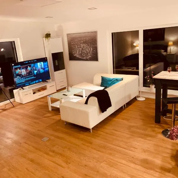 FeWo Mara - ruhige Maisonette mit Garten & Klimaanlage, hotel v destinaci Kronau