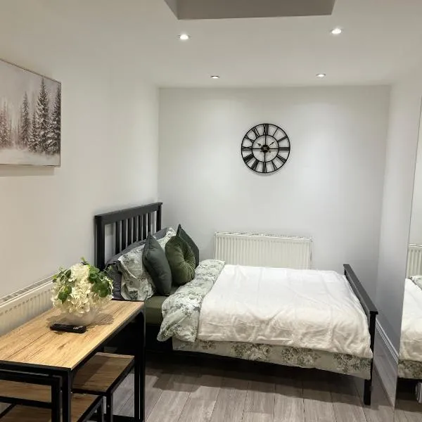 Modern Studio flat with free parking, hotel in Langley Marish