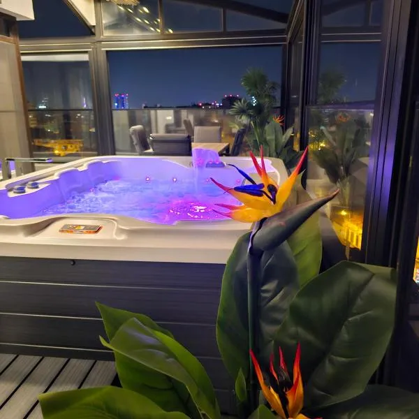 Crown Penthouse - Luxurious, Spa & Vista , by Uni88 ApartHotel, ξενοδοχείο στο Βουκουρέστι