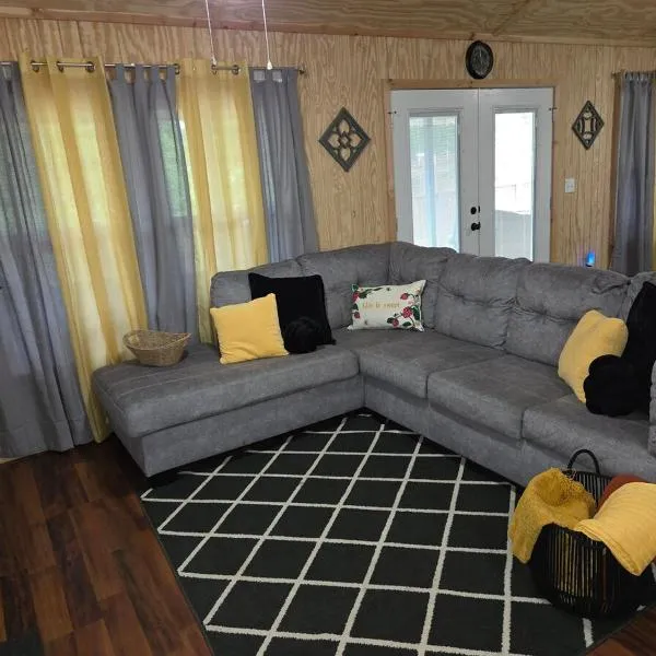 Quitman में, होटल Quiet Cozy Cabin with essentials Minutes to Lake Fork