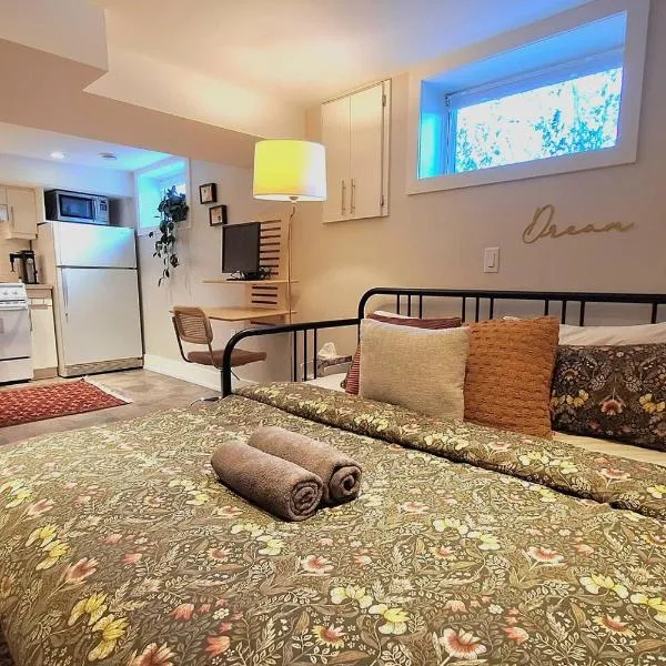 Cozy Boho Studio Suite, hotel en Calgary