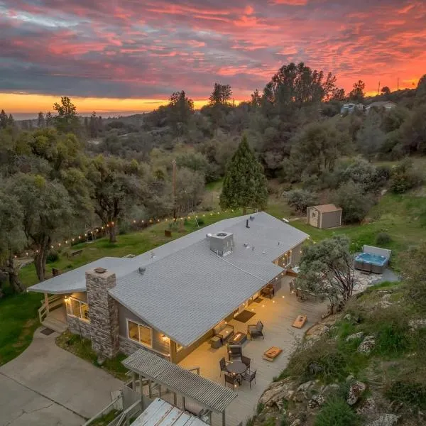 Manzanita Hill-35 miles to Yosemite, 10 miles to Mariposa with 8 person spa, hotel Mariposában