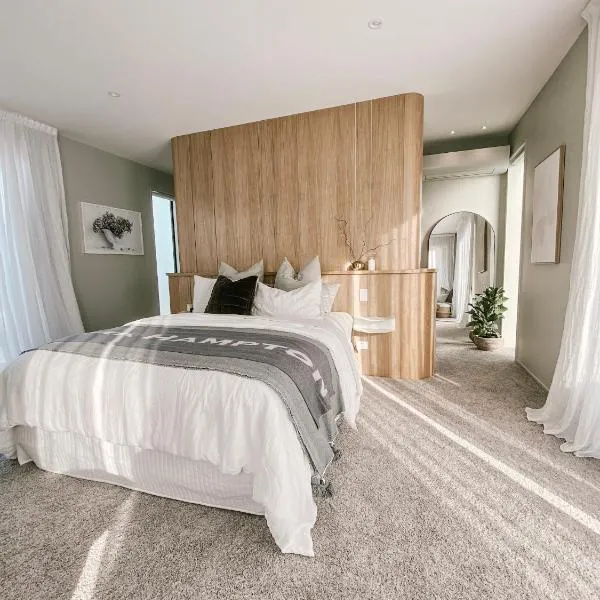Contemporary Rural Poolhouse with Hot Tub, hotel in Christchurch