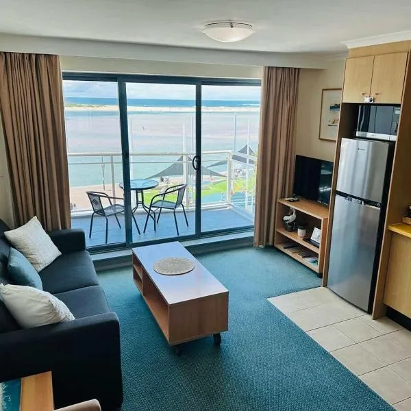 1 Bedroom Waterfront Apartment - Rooftop Pool & Spa: The Entrance şehrinde bir otel