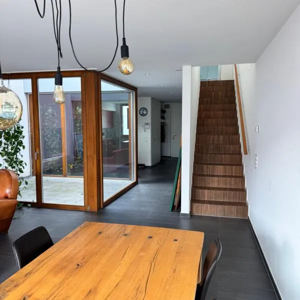 Exclusive Rooftop Duplex Penthouse, Hot Tub, 2 Terrace Views, 230sqm, Downtown, 6min walk to main station，巴塞爾的飯店