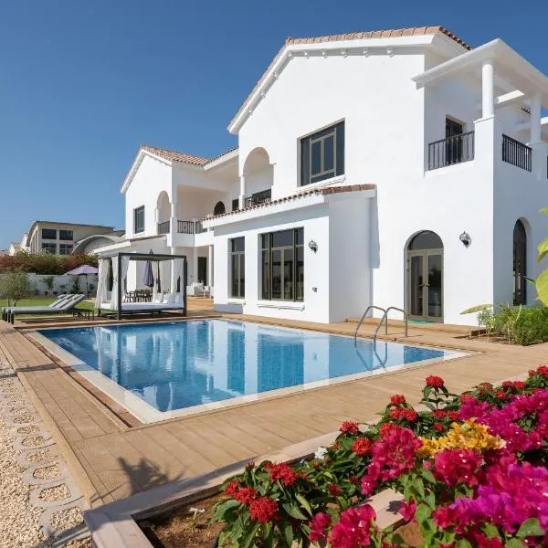 Maison Privee - Villa on Beach with Private Pool The Palm Jumeirah, hotell i Dubai