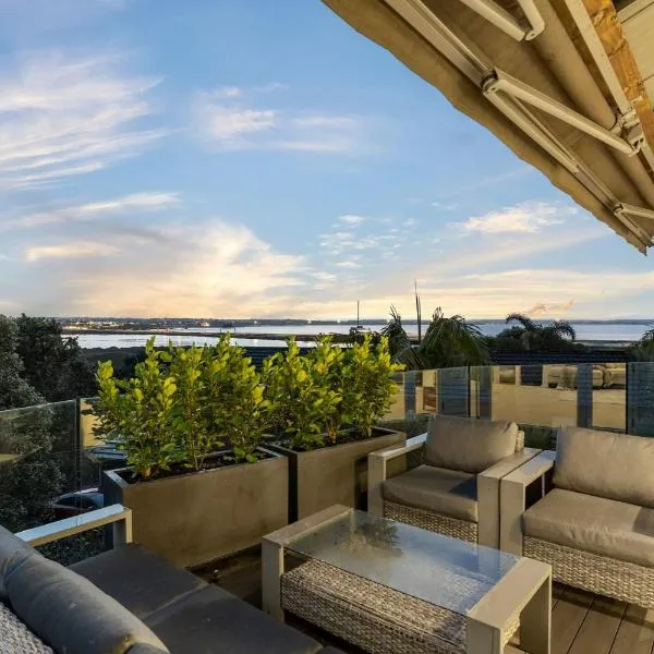 Ocean view Designer Standalone Villa Big Deck, Hotel in Auckland