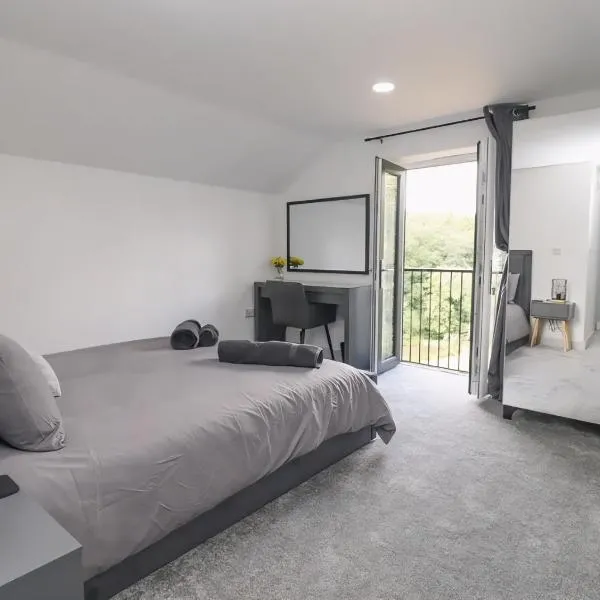 The View - Peaceful Duplex Apartment with Views, Parking & Wifi, hotel em Nuneaton
