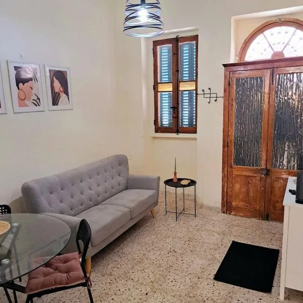 Blue-15 Maltese Townhouse, hotel di Saint Julianʼs