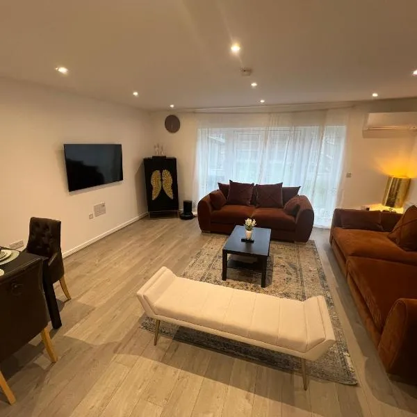 Modern 3 Bedroom House in Hornchurch, hotel a Hornchurch
