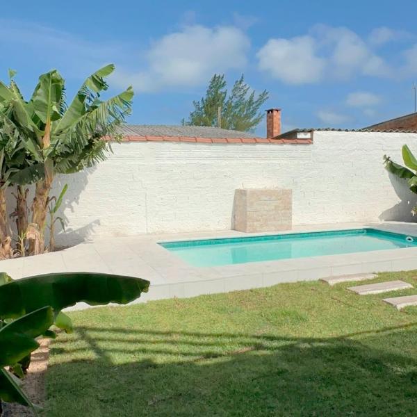 Casa ampla com piscina próxima ao mar