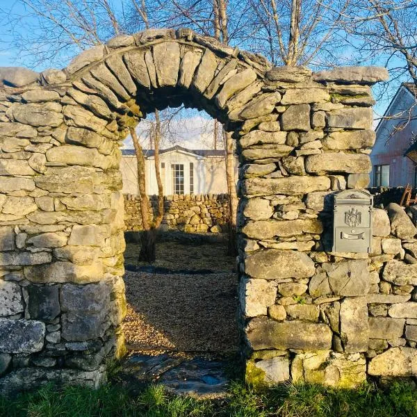 Lakeside, hotelli kohteessa Carrowmoreknock
