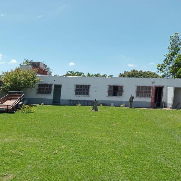 4-bedroom farmhouse, 2 suites, large outdoor space