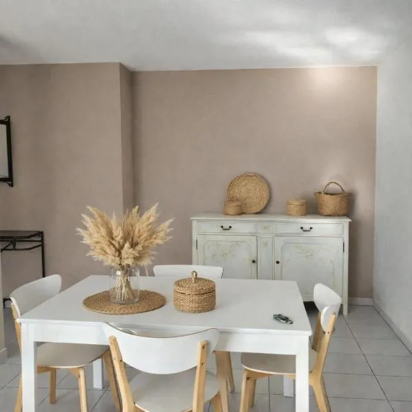 Appartement lumineux avec terrasse et parking à 5 min du centre ville, hotel di Salies-de-Bearn
