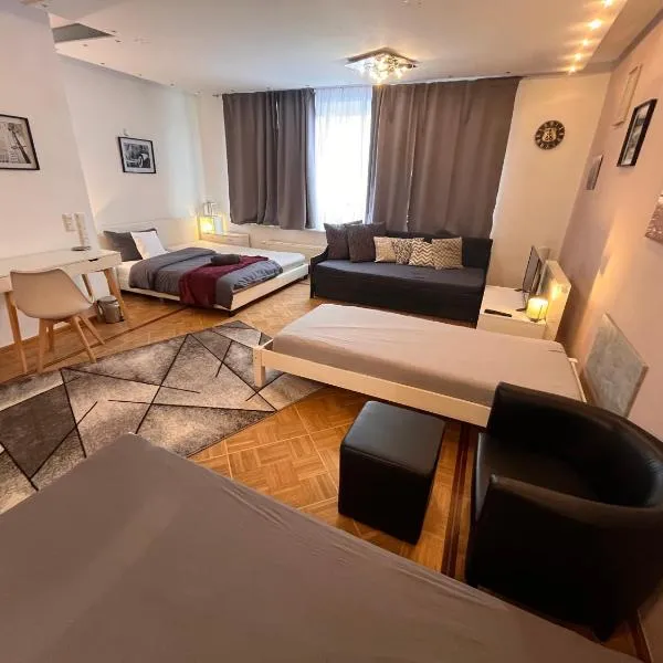 Grosses Apartment Aschaffenburg 4 Schlafzimmer für bis zu 11 Gäste AschaffApartment Mainaschaff, hotel en Mainaschaff