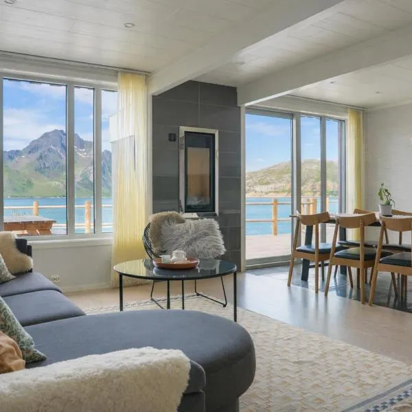 Modern seafront cabin with sauna 8 mins to Leknes, hotel sa Storeidet