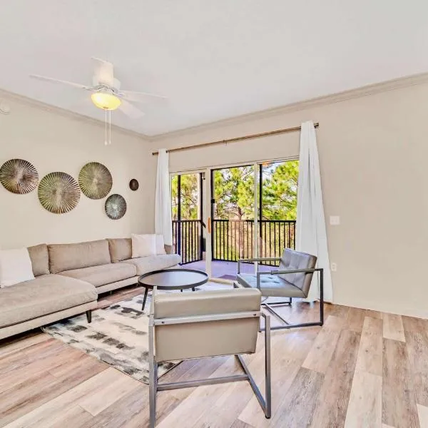 Spacious 2BR Condo with Pool , near Disney!, hotel v Orlandu