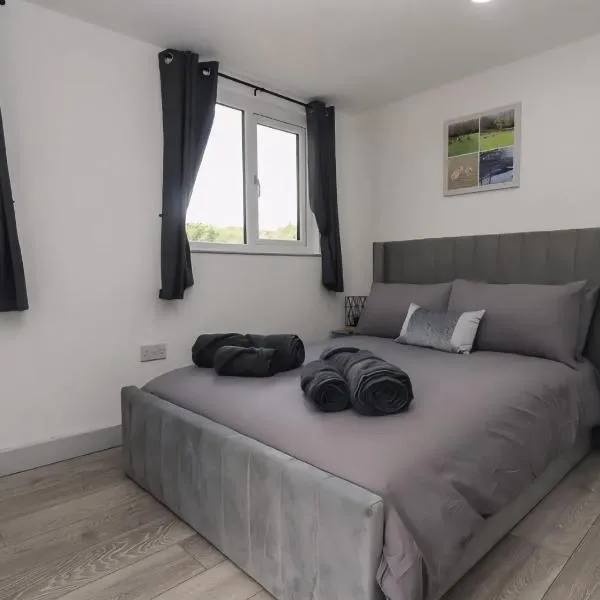 The Cabin - Private Car Park with CCTV - Fast WiFi - Peaceful Retreat with Views for Business or Couples, hotel em Oldbury