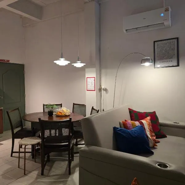 Dramatic Exit Bangkok - Cozy loft style near Suvarnabhumi Airport، فندق في بانكوك