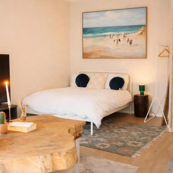 Modern Studio Apartment with Kitchenette near Belfast – hotel w mieście Dundonald