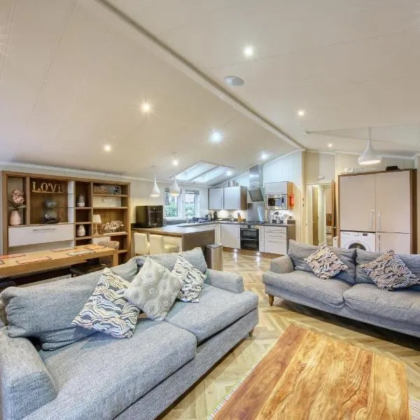 New Forest lodge - 194 NO PETS, hotelli kohteessa Fordingbridge