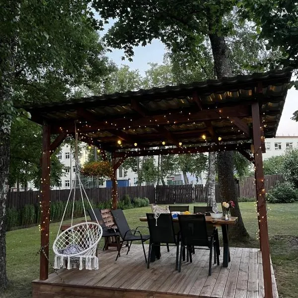 Cozy, modern home with yard near airport &shopping, hotell i Mārupe