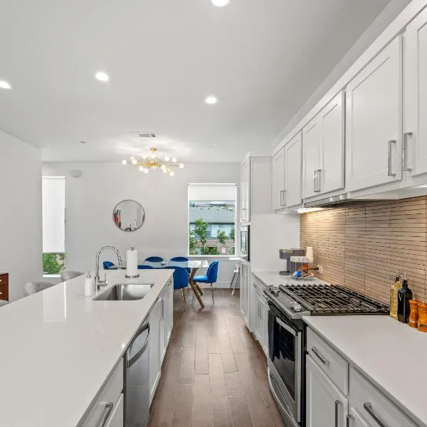 Modern Dallas Townhome with Private Rooftop, City View, Private Parking & Grill