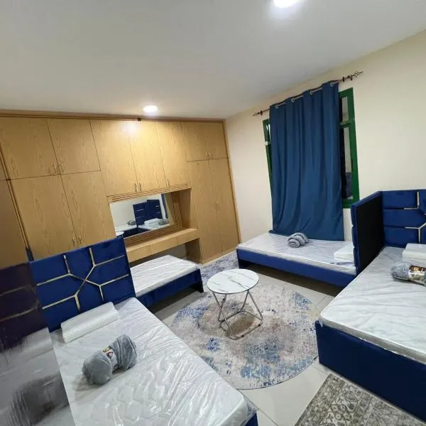 ALEX Hostel C504 - Bed in a shared room with other guests, hótel í Sharjah