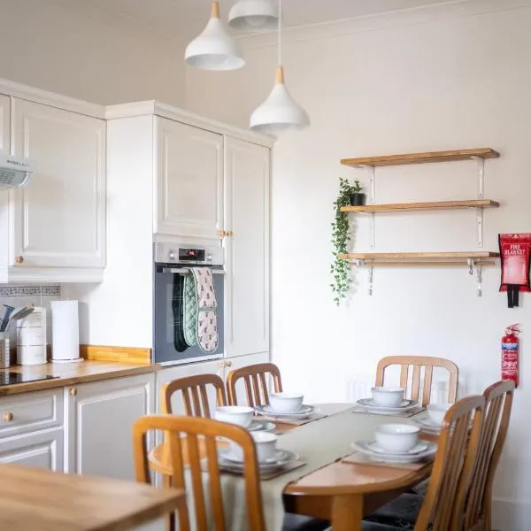Century House - 4BR - Free Parking - City Centre, hotel in Inverness
