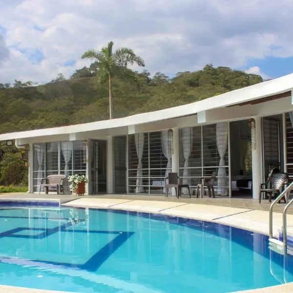 Casa Merak Villa privada con piscina y naturaleza en Oiba, хотел в Oiba
