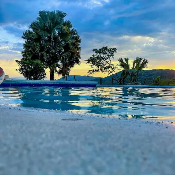 Casa Merak Villa privada con piscina y naturaleza en Oiba, hotelli kohteessa Oiba