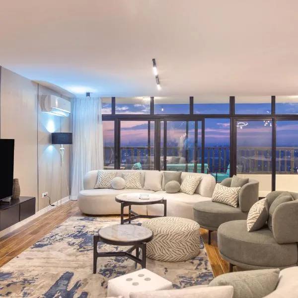 Cairo Homes Luxury 4BR Apartment with Balcony & Nile View Maadi: Kahire'de bir otel