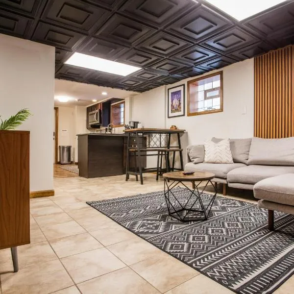 Stylish Garden-Level 2BR: Quiet Neighborhood, hotel din Chicago