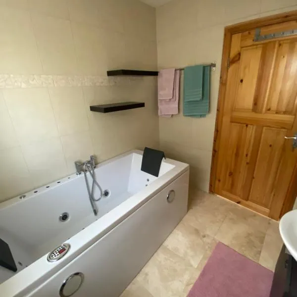 Rockside Villa Cashel Sleeps 6, Jacuzzi Bath, Walk to Rock of Cashel, hótel í Cashel