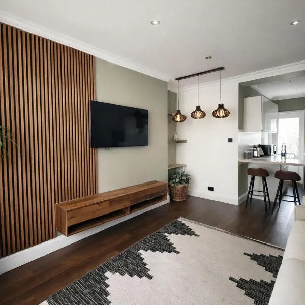 Modern Premium 2 Bedroom Home in Kent، فندق في تشاتهام