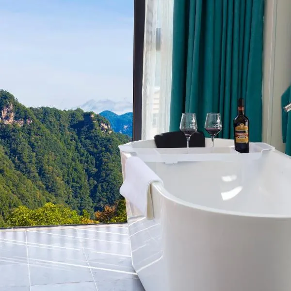 Picturesque Forest Lodge-Near the Ticket Gate-English Services, hótel í Zhangjiajie