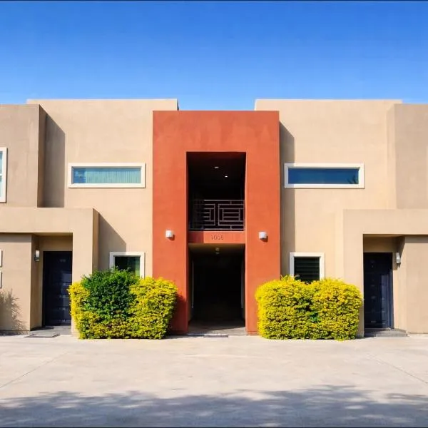 Luxe 3BR & 2BA Condo Near Airport & Shopping Mall، فندق في ماكالين