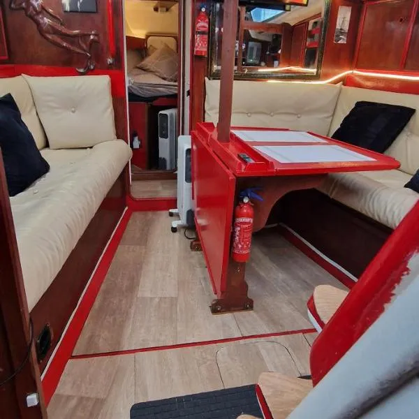 Voilier tout confort Netflix Parking Starlink, hotel din Cherbourg en Cotentin