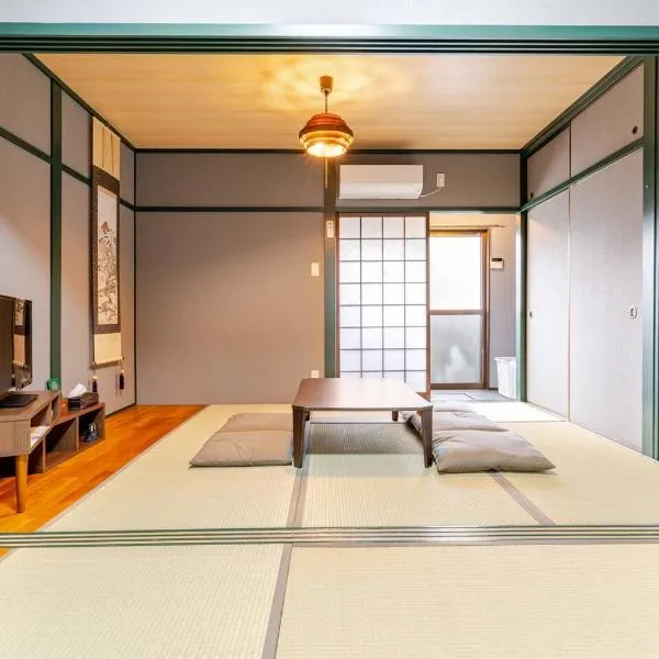 Late check-out at 12pm! 灯-Akari-Japanese Super Local Tatami House, готель у Кіото