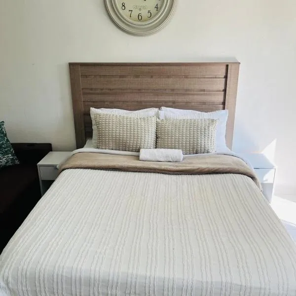 Elegant Bachelor Apartment in Hazel Park, hotell sihtkohas Germiston