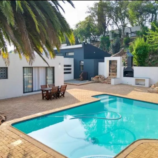 TSV - Bedroom, Lounge - Microwave, fridge, hotel sa Johannesburg